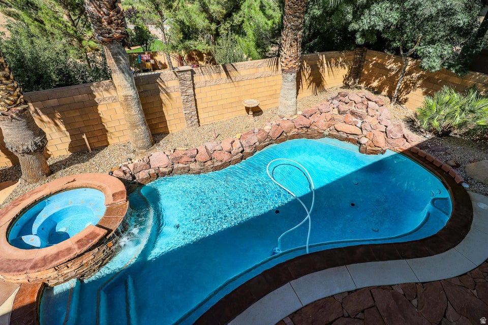 BOULDERS - Residential