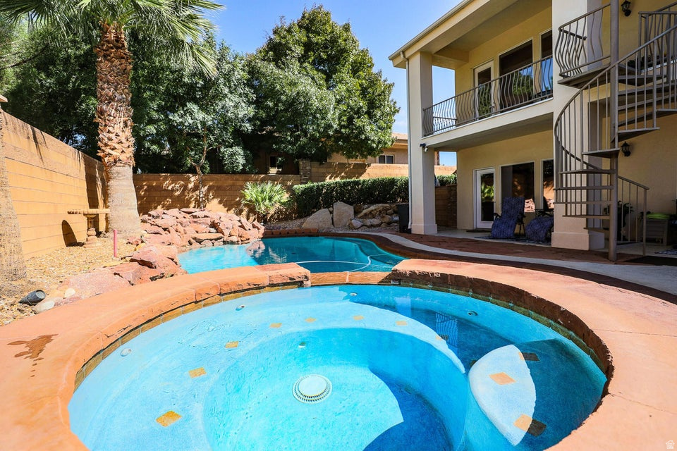 BOULDERS - Residential
