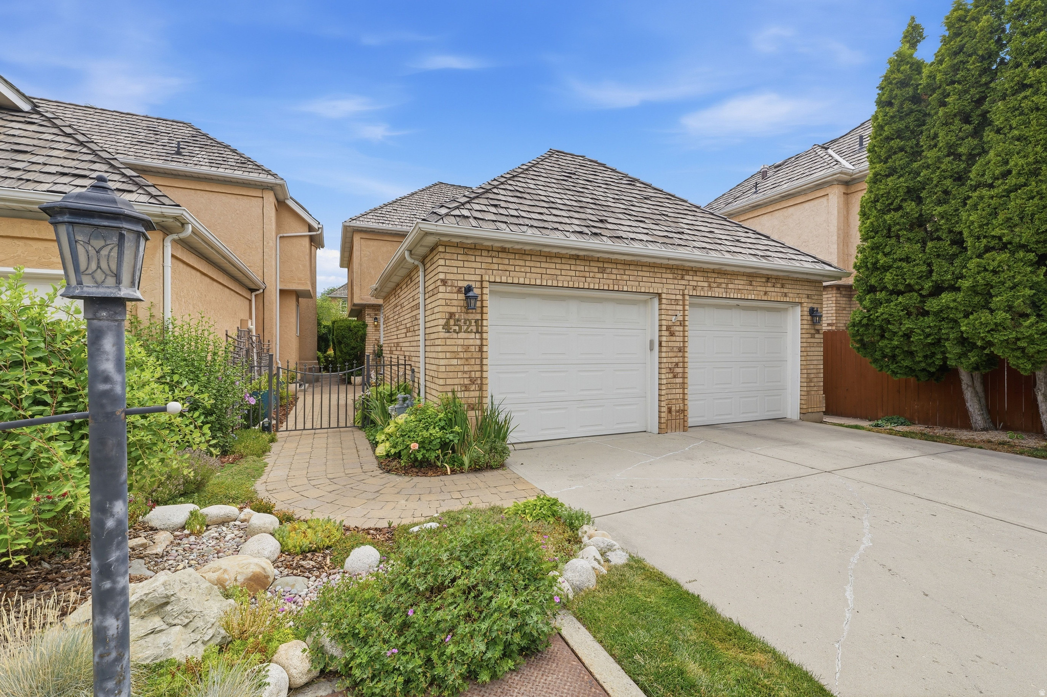 VILLAS OF COUNTRY LA - Residential