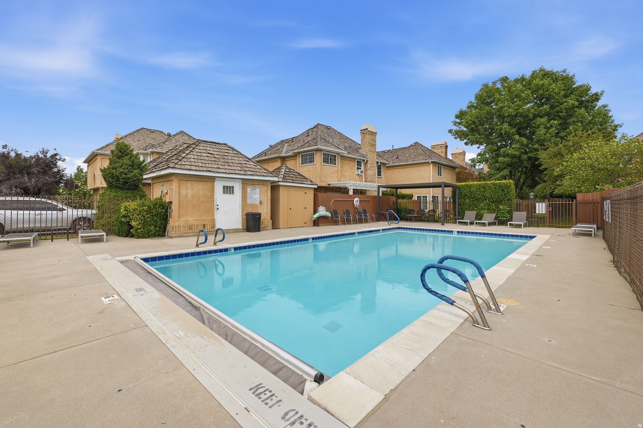 VILLAS OF COUNTRY LA - Residential