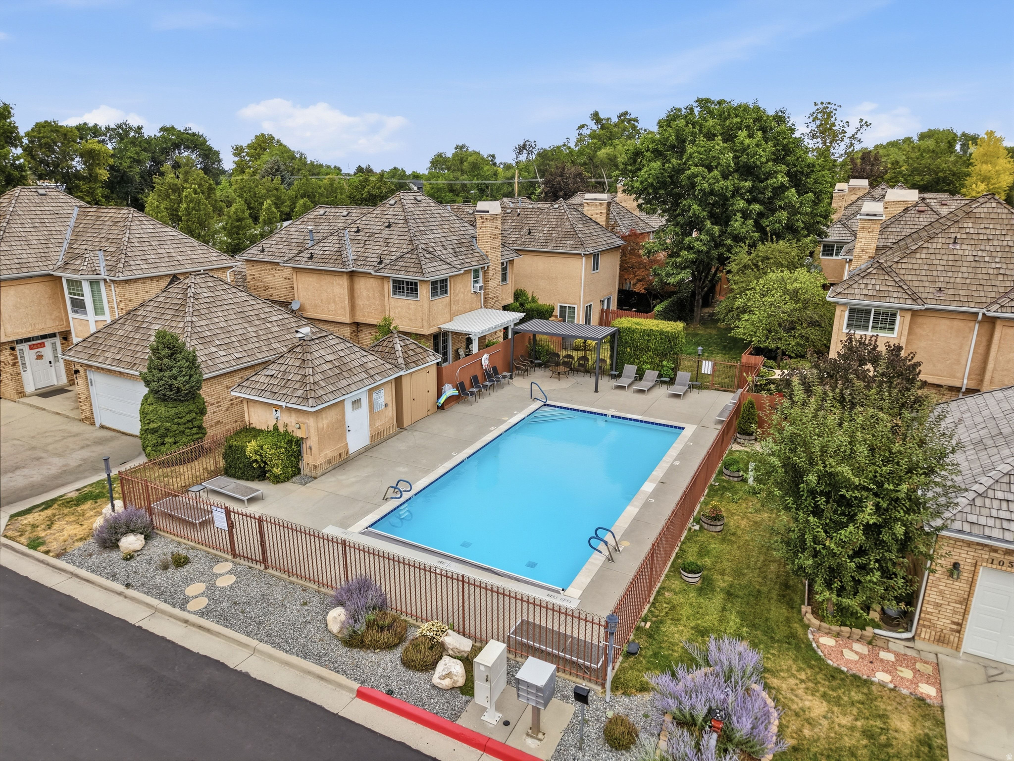 VILLAS OF COUNTRY LA - Residential