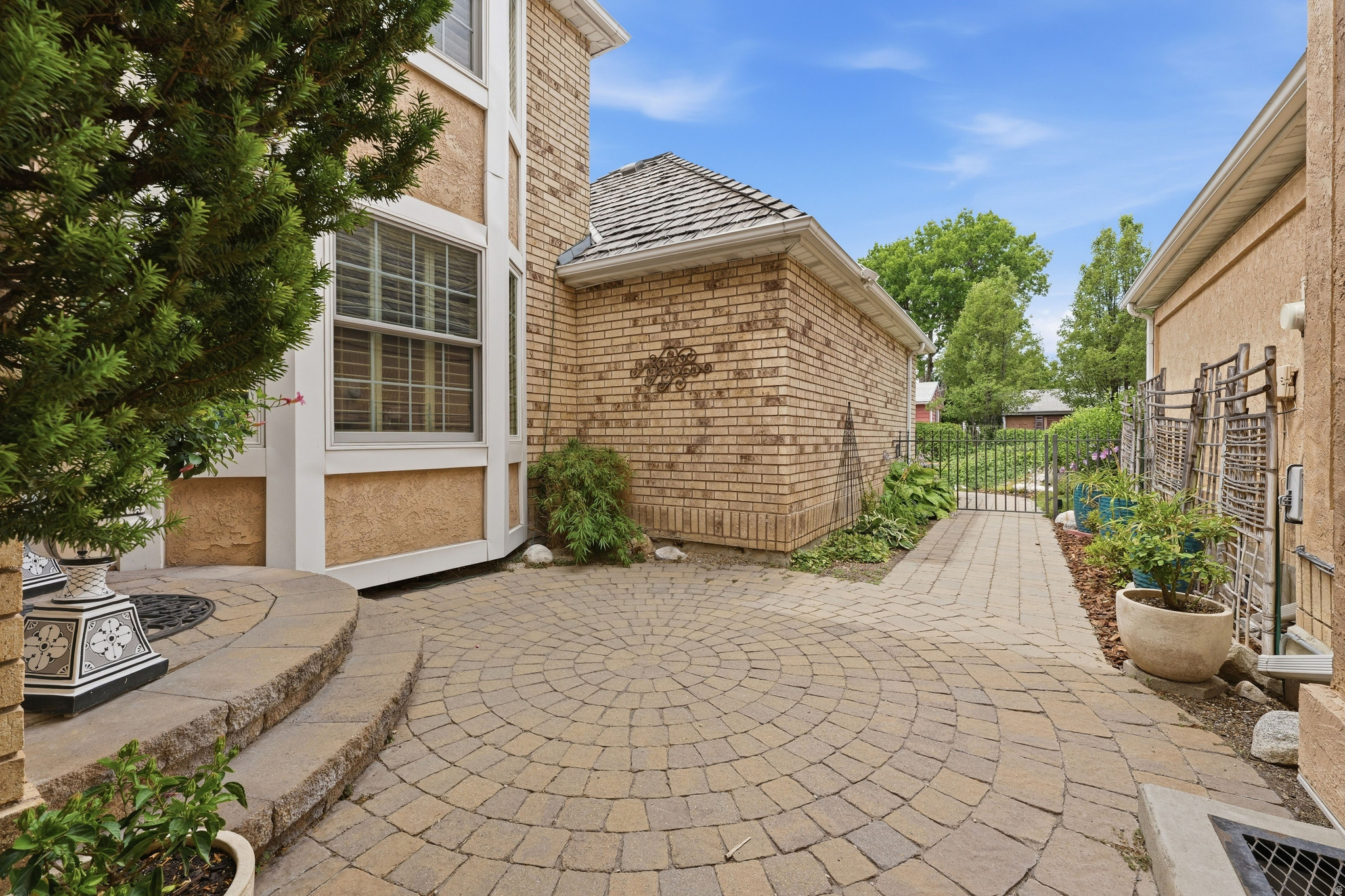 VILLAS OF COUNTRY LA - Residential