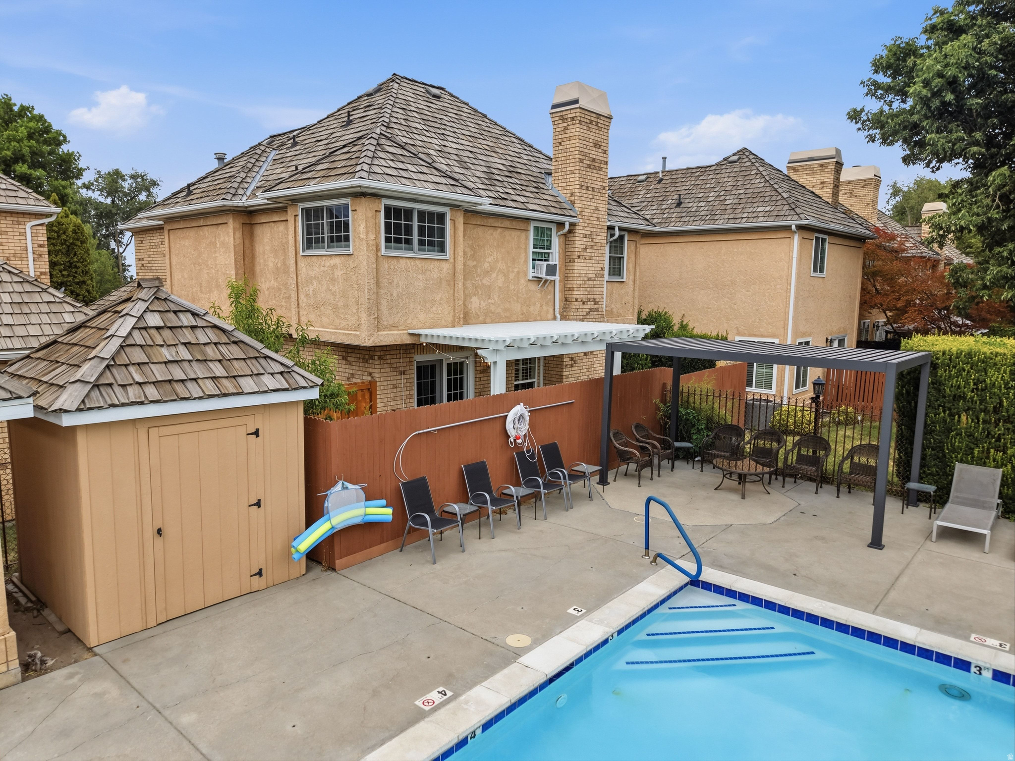 VILLAS OF COUNTRY LA - Residential