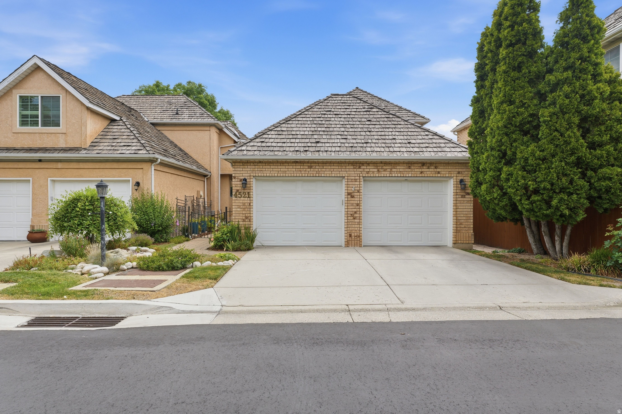VILLAS OF COUNTRY LA - Residential