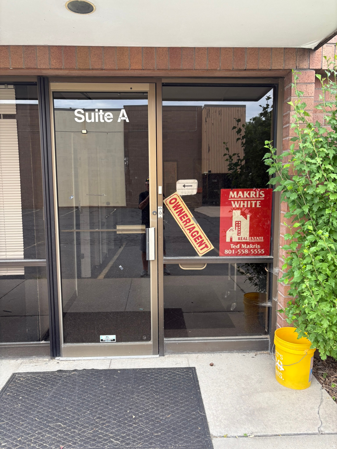 Square footage figures are provided as a courtesy estimate only and were obtained from ___county records___________ .  Buyer is advised to obtain an independent measurement.  Owner/ Agent.  kitchen with grease trap,  hood, 5 sinks, newer roof 4 yr. white .