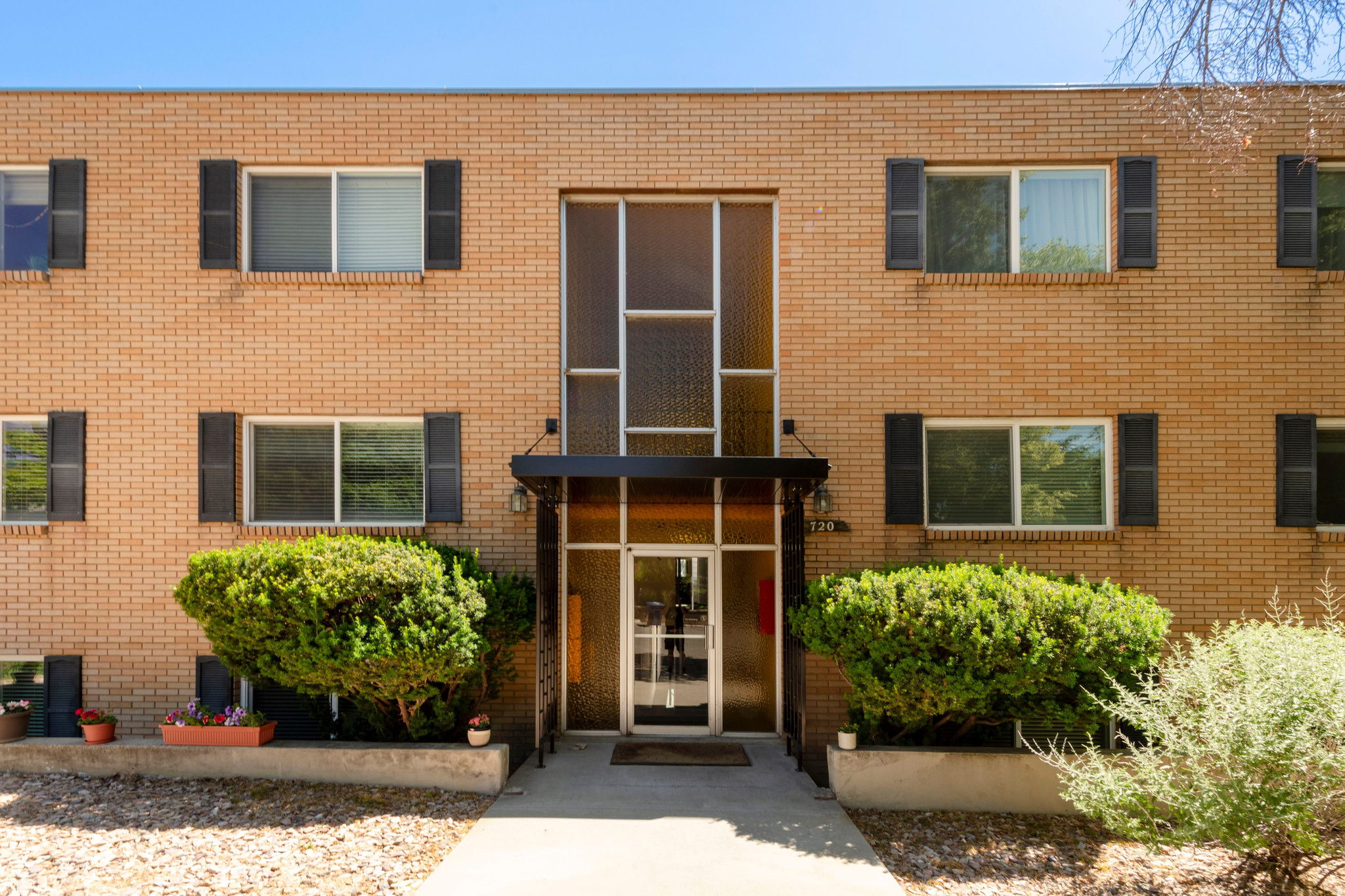 Great Avenues location! This beautifully remodeled top-floor condo blends modern updates with mid-century charm. Features include an updated kitchen with quartz countertops and stainless steel appliances, luxury vinyl plank flooring, new 2" blinds, central air, and a completely remodeled bathroom with a walk-in shower. Assigned covered parking adds convenience to this move-in-ready condo!    Square footage figures are provided as a courtesy estimate only and were obtained from county records.  Buyer is advised to obtain an independent measurement.