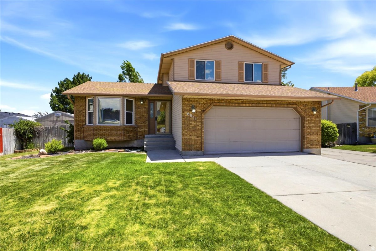 Move-in ready home located on larger cul-de-sac lot with RV parking and private backyard. Home features new carpet and paint throughout, gas range, fireplace, covered back patio, separate primary bath and more. Buyer to verify all info. Owner Agent>