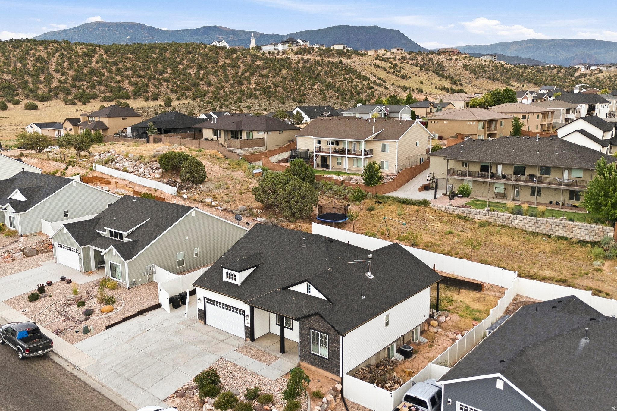 CRESCENT HILLS - Residential