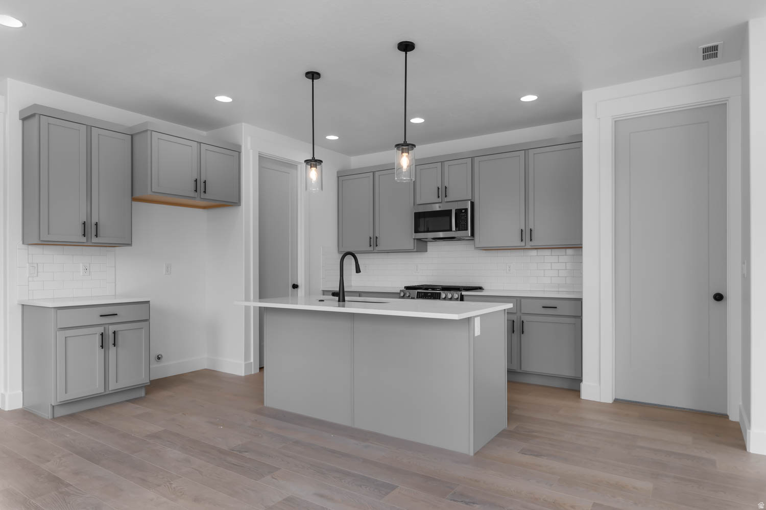 BROADVIEW SHORES COTTAGES 740 - Residential