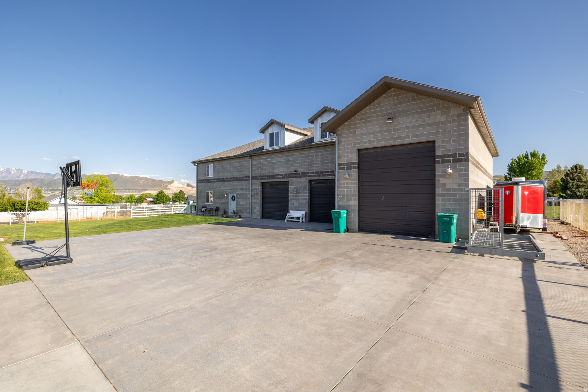 COUNTRY CLASSIC ESTATES - Residential