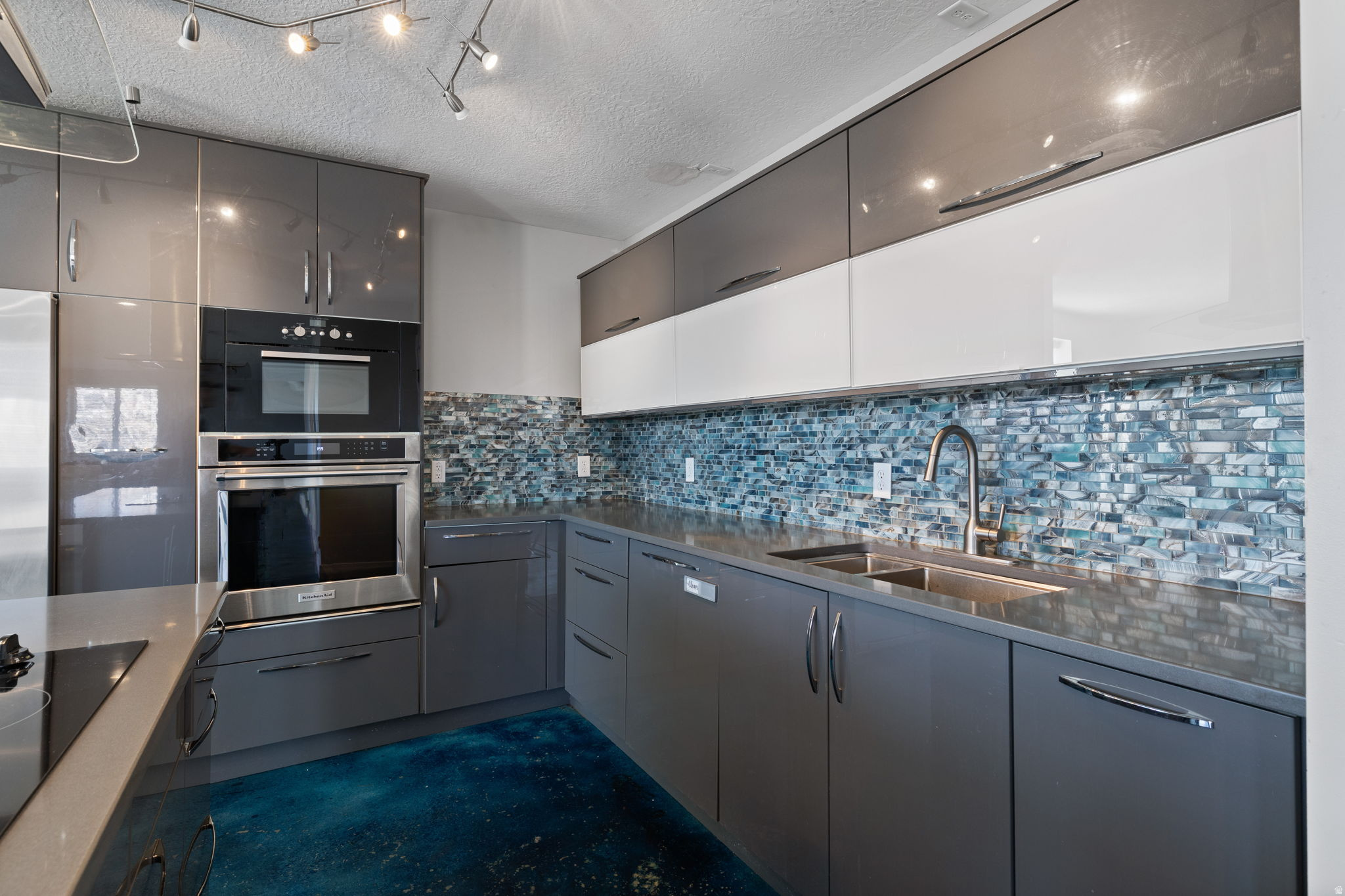 COUNTRY CLASSIC ESTATES - Residential