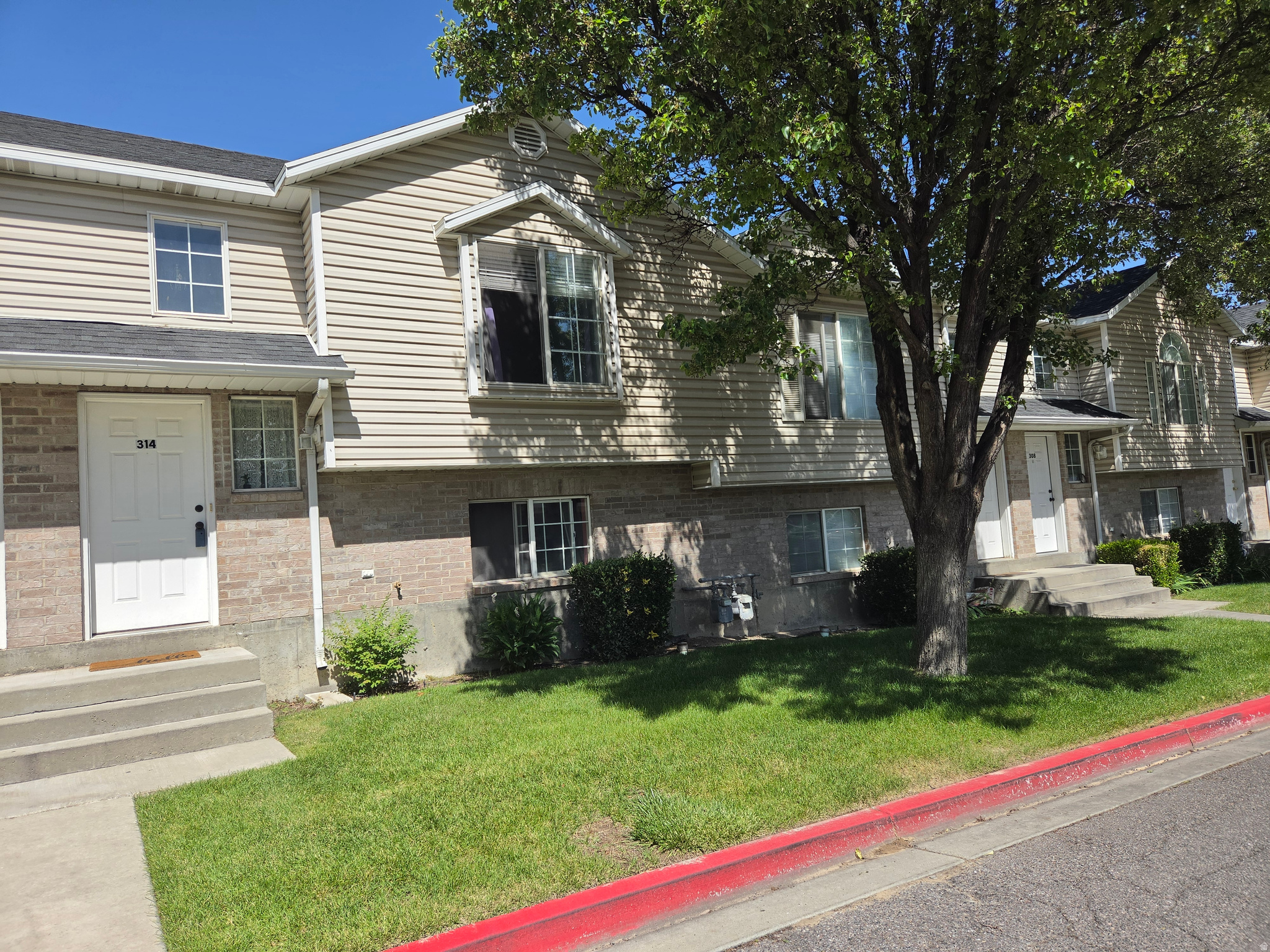 Legally a condo, but lives like a townhome! HOA maintains the exterior and yard. Brand-new water heater, fresh paint, and a well-kept interior. Conveniently located near shopping, dining, and freeway access.   Buyer and Buyer's Agent are advised to independently verify all information, including but not limited to square footage, property boundaries, HOA information, fees, amenities, zoning, taxes, schools, and all MLS data. Information provided is deemed reliable but is not guaranteed. Buyer to verify all.