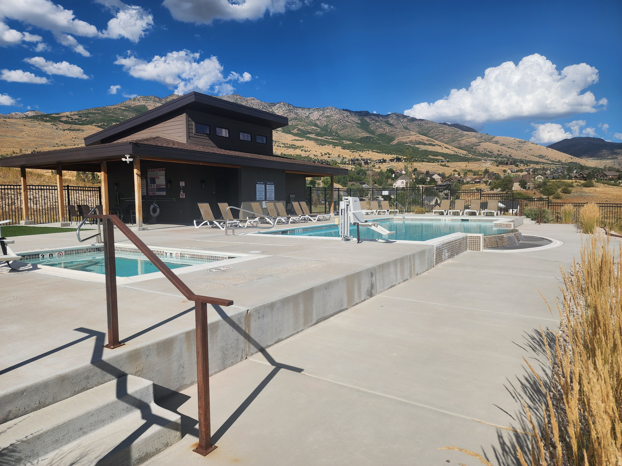 THE RIDGE TOWNHOMES - Residential