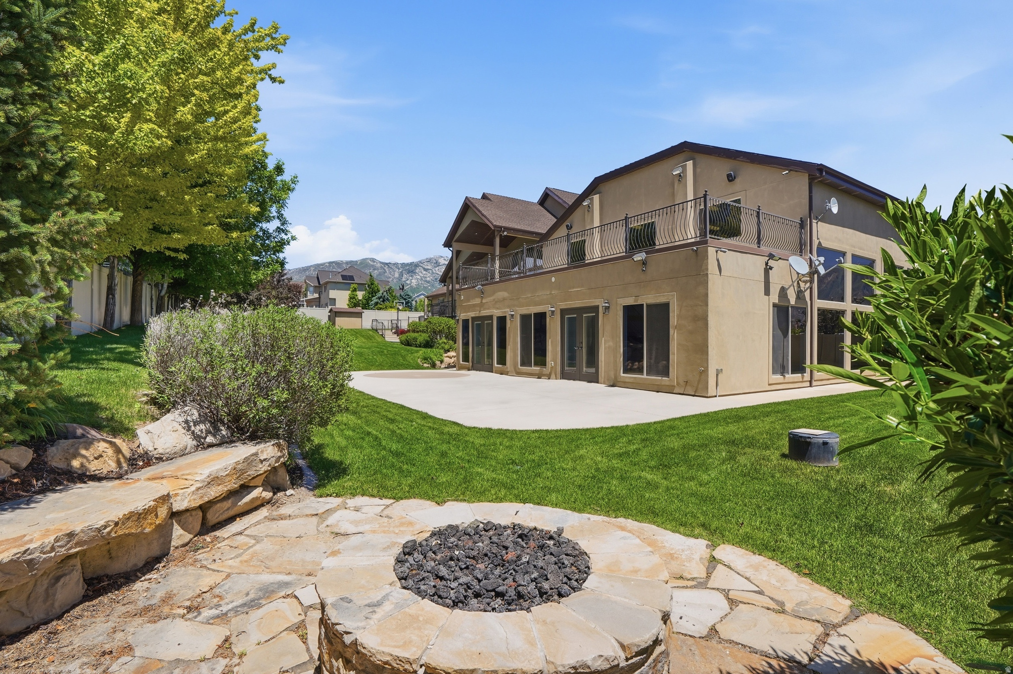 HOLLOW ESTATES - Residential
