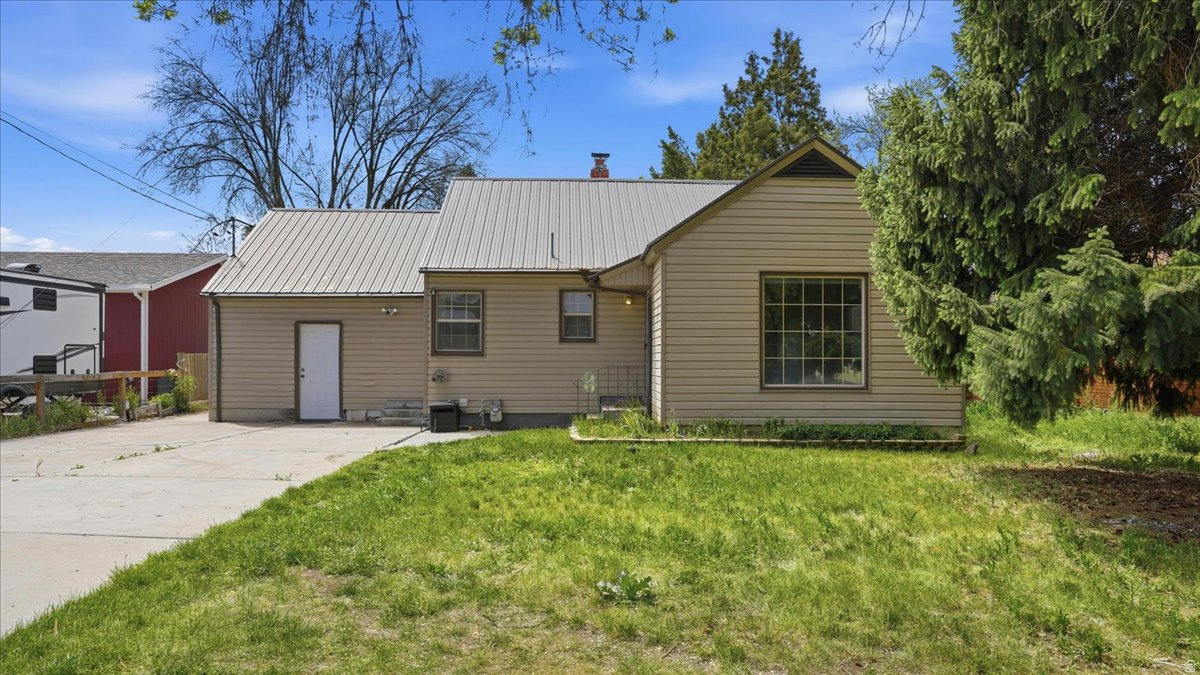 Charming Old Town Heber home nestled in the heart of the East Side! This 5-bedroom, 1.5-bath home offers a warm and inviting layout with the primary bedroom conveniently located on the main floor. Original hardwood flooring adds timeless character throughout the main living room and main-floor bedrooms. Downstairs features two additional bedrooms and a half bath, providing flexible space for guests, hobbies, or a home office. Situated on a .14-acre lot, the secluded backyard offers privacy and room to relax or entertain while still being close to everything Old Town Heber has to offer. A rare opportunity to own a home with character, space, and location all in one!  Buyer to verify all information.  Square footage figures are provided as a courtesy estimate only.  Buyer is advised to obtain an independent measurement.