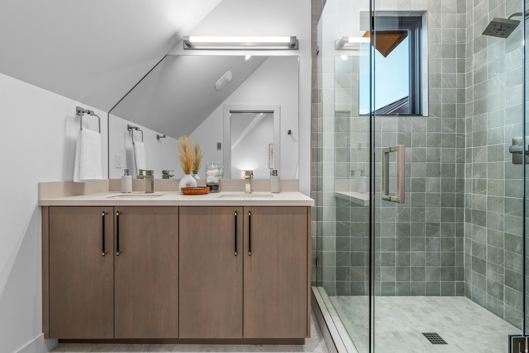 KINGS CROWN - Residential