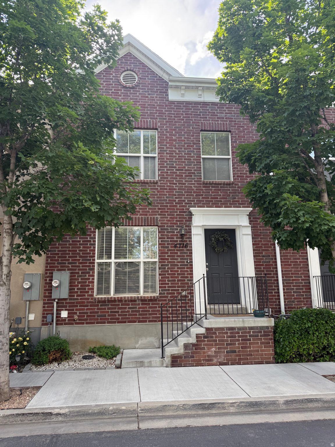 INVERNESS SQUARE - Residential