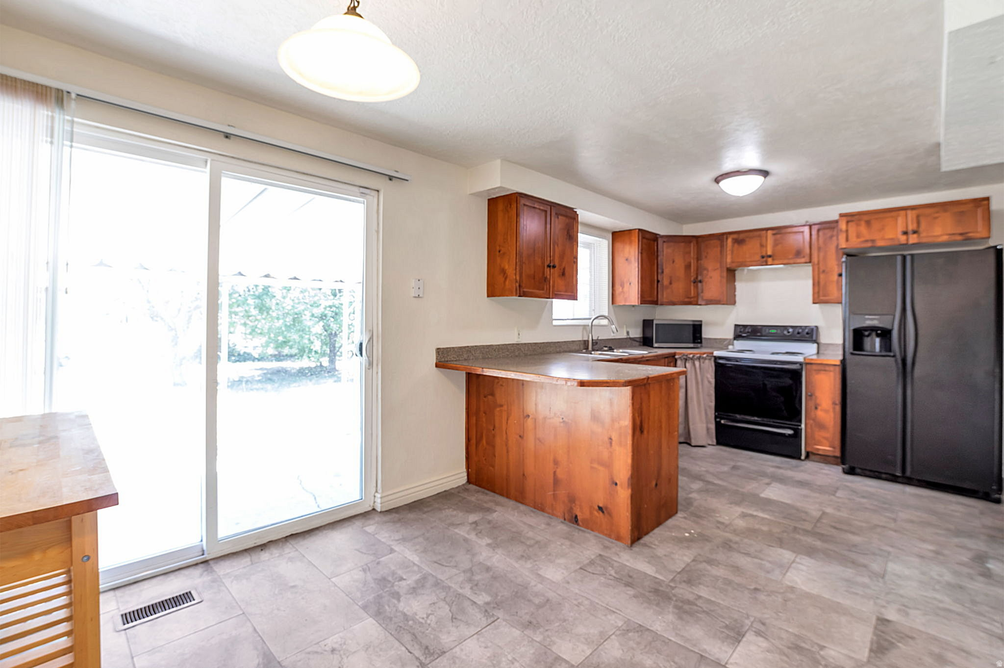 COUNTRY SQUIRE ESTATES - Residential