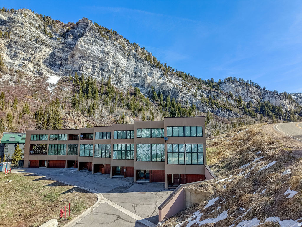 Fabulous 3 bedroom townhome in The Sugarplum Townhouses.  Floor to ceiling windows with enormous down canyon views.  Enjoy this elegant home with both Alta and Snowbird as a daily option!