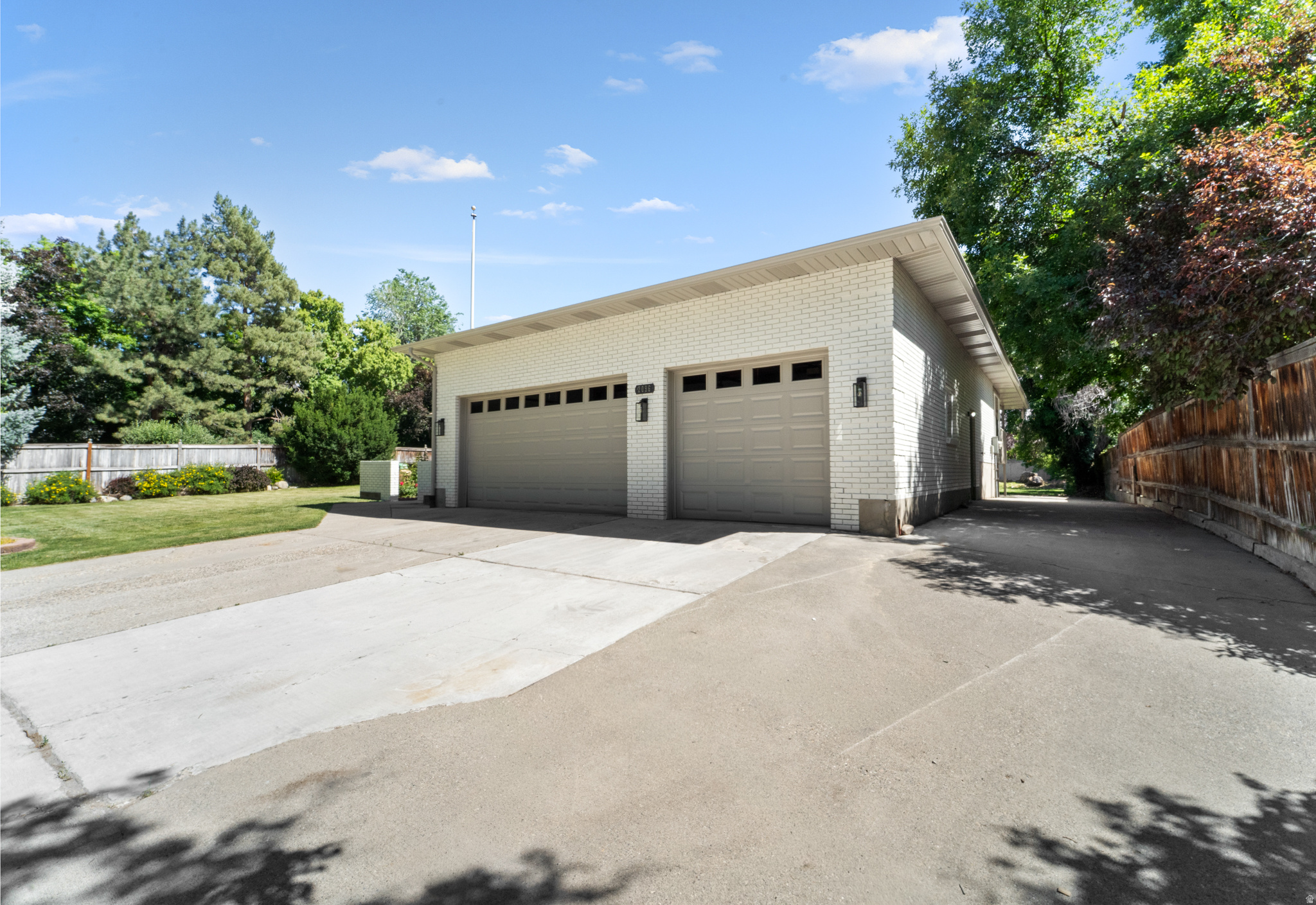 LINDEN CIRCLE - Residential