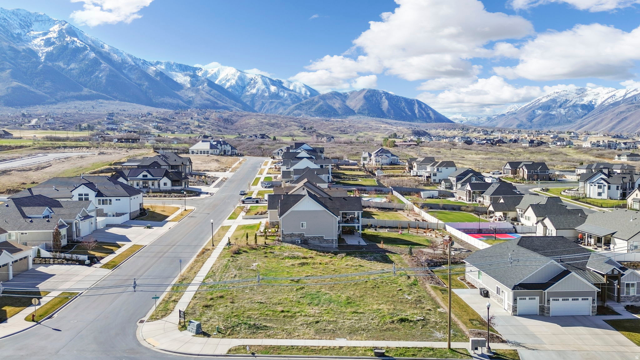 Build your dream home in this custom neighborhood in the Deer Hollow subdivision! Stunning mountain views surround you. Less than 2 minutes to the new Three Bridges Country Club that is expected to be finished in 2027. Five minutes to major freeway access. This lot will allow for a walk out basement if you want. Bring your own builder or ask me about preferred/local builder. $10,000 off when you build with McKinley Homes!  NO HOA! Please reach out with any questions!