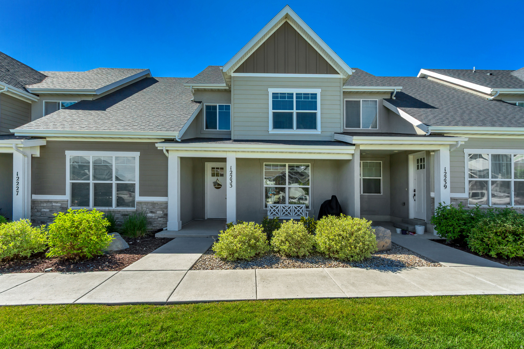 Beautifully maintained and exceptionally well cared for, this 3-bedroom, 2.5-bath townhome offers comfort, convenience, and style in a desirable, walkable neighborhood. Enjoy easy access to nearby restaurants, shopping, and everyday amenities.