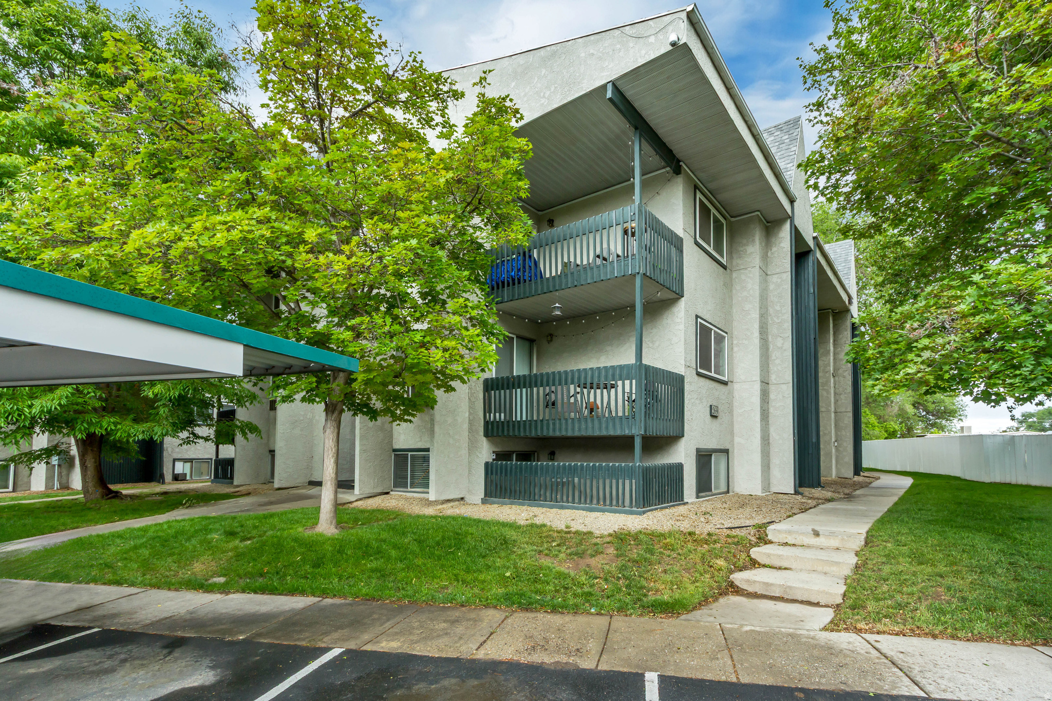 Welcome home to this inviting top-level condo featuring fresh professional paint and brand-new carpet throughout. The functional layout and elevated location offer added privacy and natural light. day-to-day living is simple and convenient. Enjoy easy access to shopping, dining, entertainment, and commuter routes. Spend summer afternoons relaxing by the community pool and enjoy low-maintenance living in a centrally located community.