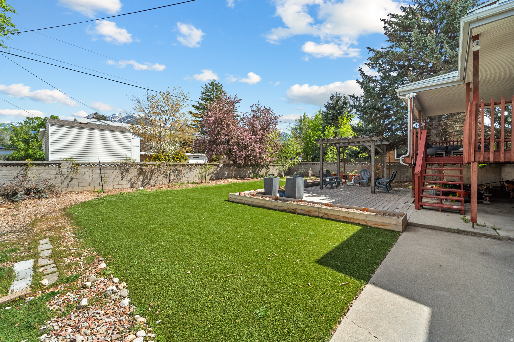 PONDORAY PARK - Residential