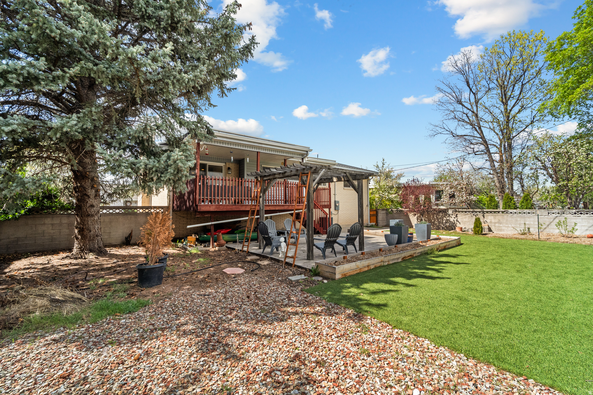 PONDORAY PARK - Residential
