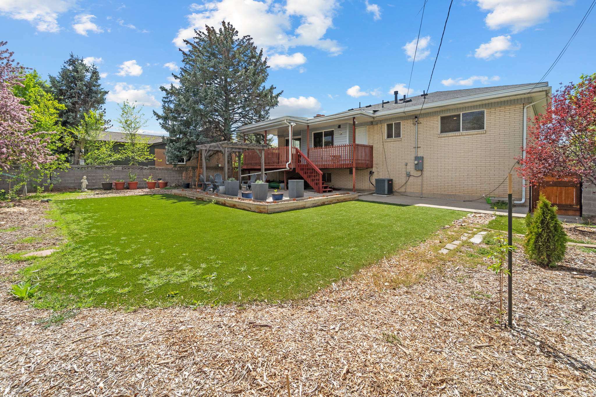 PONDORAY PARK - Residential