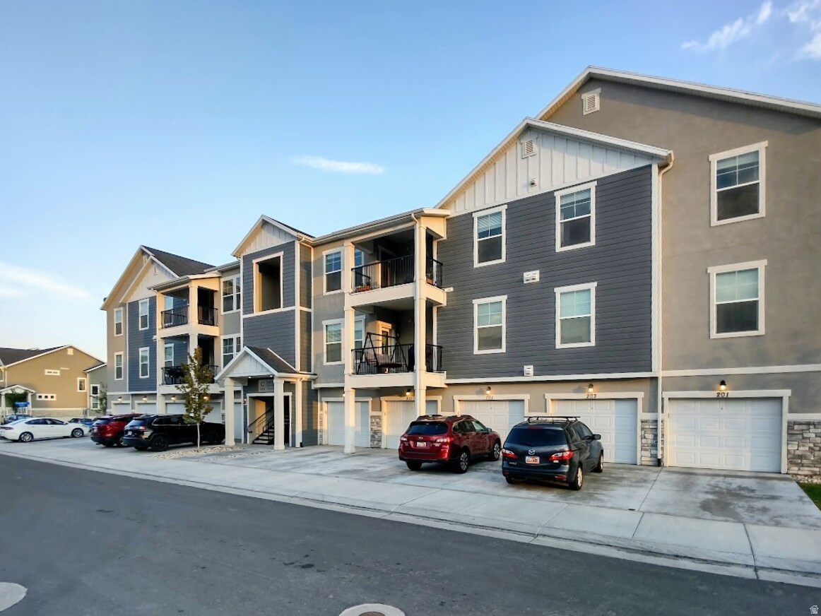 Beautiful top floor unit available in the Quailhill neighborhood with outstanding views of the surrounding area. This area is a great place to live with many amenities nearby. Outdoor recreation is easy with trails and parks nearby and there are convenient shopping and dining options as well. Landscaping and snow removal are managed by the HOA to make for easy homeownership. A pool, clubhouse, and playground are located in the community for residents. Make an appointment to see this home today!