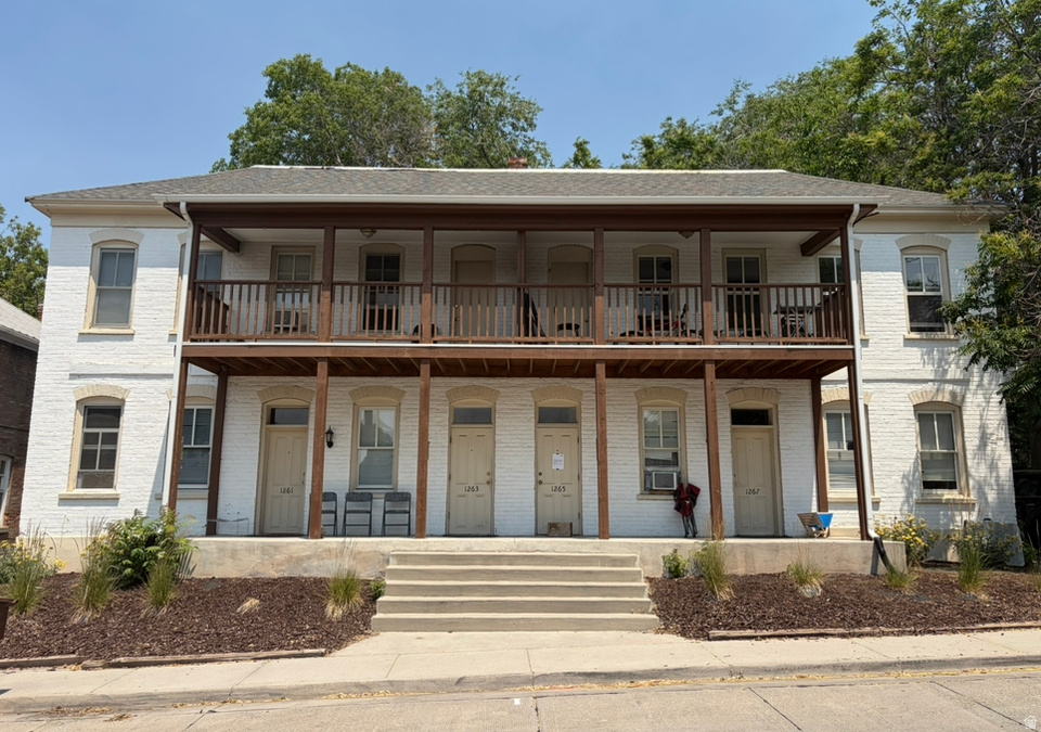 INCREDIBLE OPPORTUNITY TO OWN A FOURPLEX BY THE UNIVERSITY OF UTAH.  3/10THS OF A MILE WALK FROM PRESIDENT'S CIRCLE! 10 BEDROOMS, 4 BATHROOMS, 8 UNCOVERED PARKING SPACES. UNIT 1: 3 BEDROOMS, 1 BATHROOM, 2 PARKING SPACES. UNIT 2: 3 BEDROOMS, 1 BATHROOM, 2 PARKING SPACES. UNIT 3: 2 BEDROOMS, 1 BATHROOM, 2 PARKING SPACES. UNIT 4: 2 BEDROOMS, 1 BATHROOM, 2 PARKING SPACES. SOLID RENTAL HISTORY. ENJOY TENNIS, A PLAYGROUND AND REFRESHING OPEN PARK SPACE AT NEARBY RESERVOIR PARK. RIO GRANDE CAFE, PIE PIZZERIA, LIBERTY COIN LAUNDRY, UNIVERSITY PHARMACY, 7-11, SUBWAY AND MORE ALL WITHIN WALKING DISTANCE. OFFER SUBJECT TO WALKTHROUGH AND INSPECTION. INCOME STATEMENTS ATTACHED. SQUARE FOOTAGE FIGURES ARE PROVIDED AS A COURTESY ESTIMATE ONLY AND WERE OBTAINED FROM COUNTY RECORDS. BUYER AND BUYER AGENT ARE ADVISED TO OBTAIN AN INDEPENDENT MEASUREMENT.