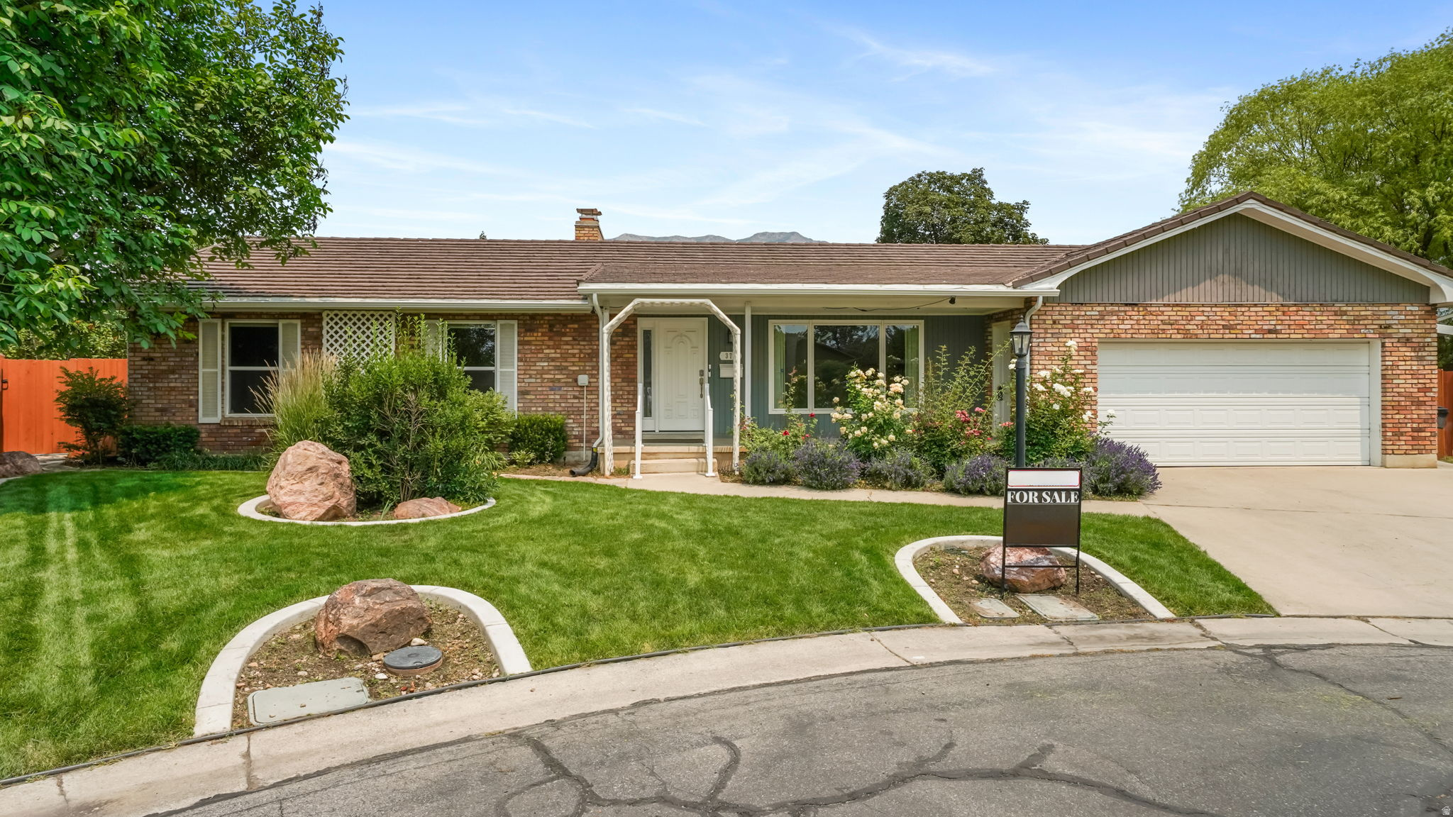 Square footage figures are provided as a courtesy estimate only and were obtained from County records .  Buyer is advised to obtain an independent measurement.