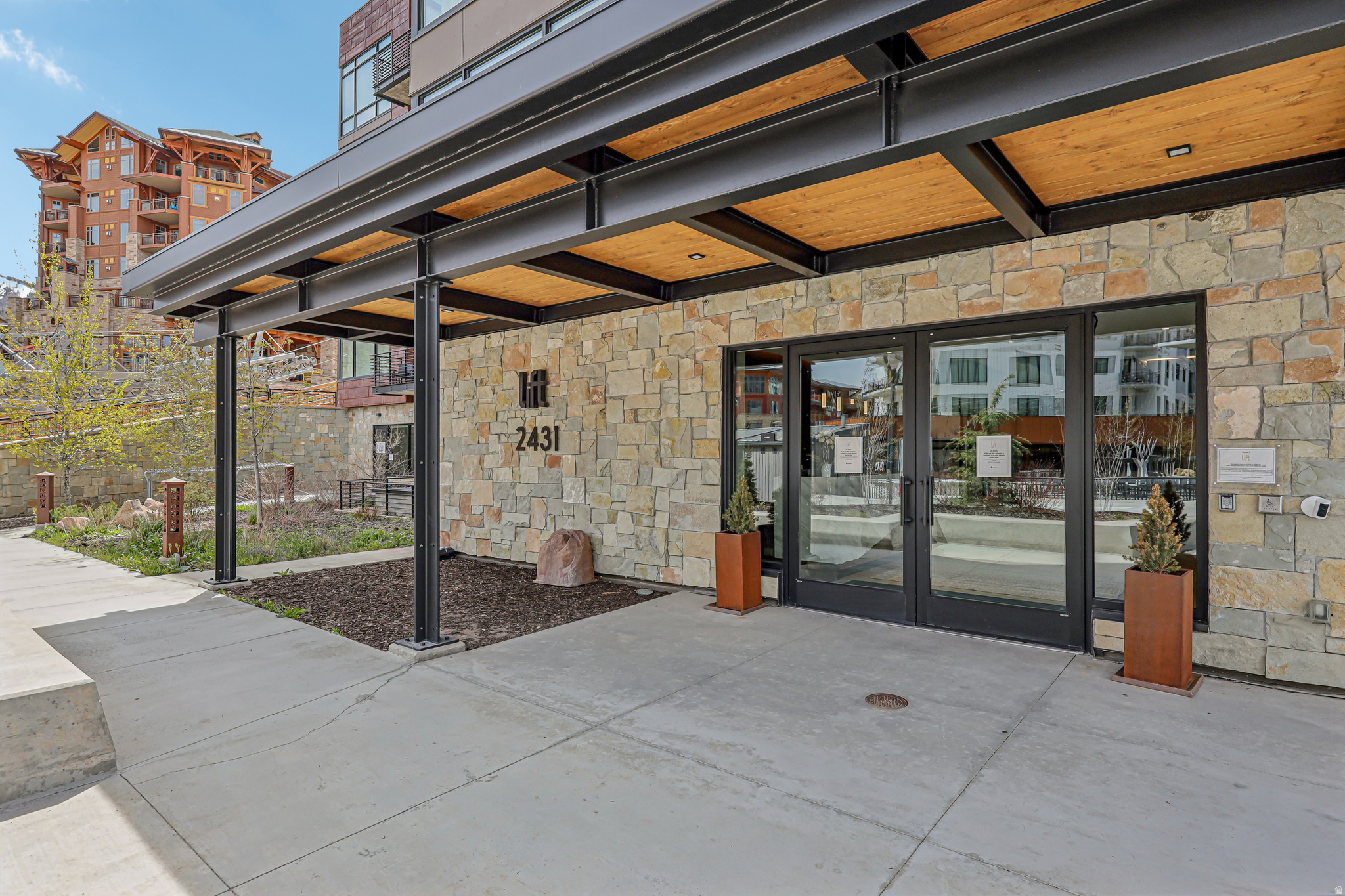 LIFT CONDOS - Residential
