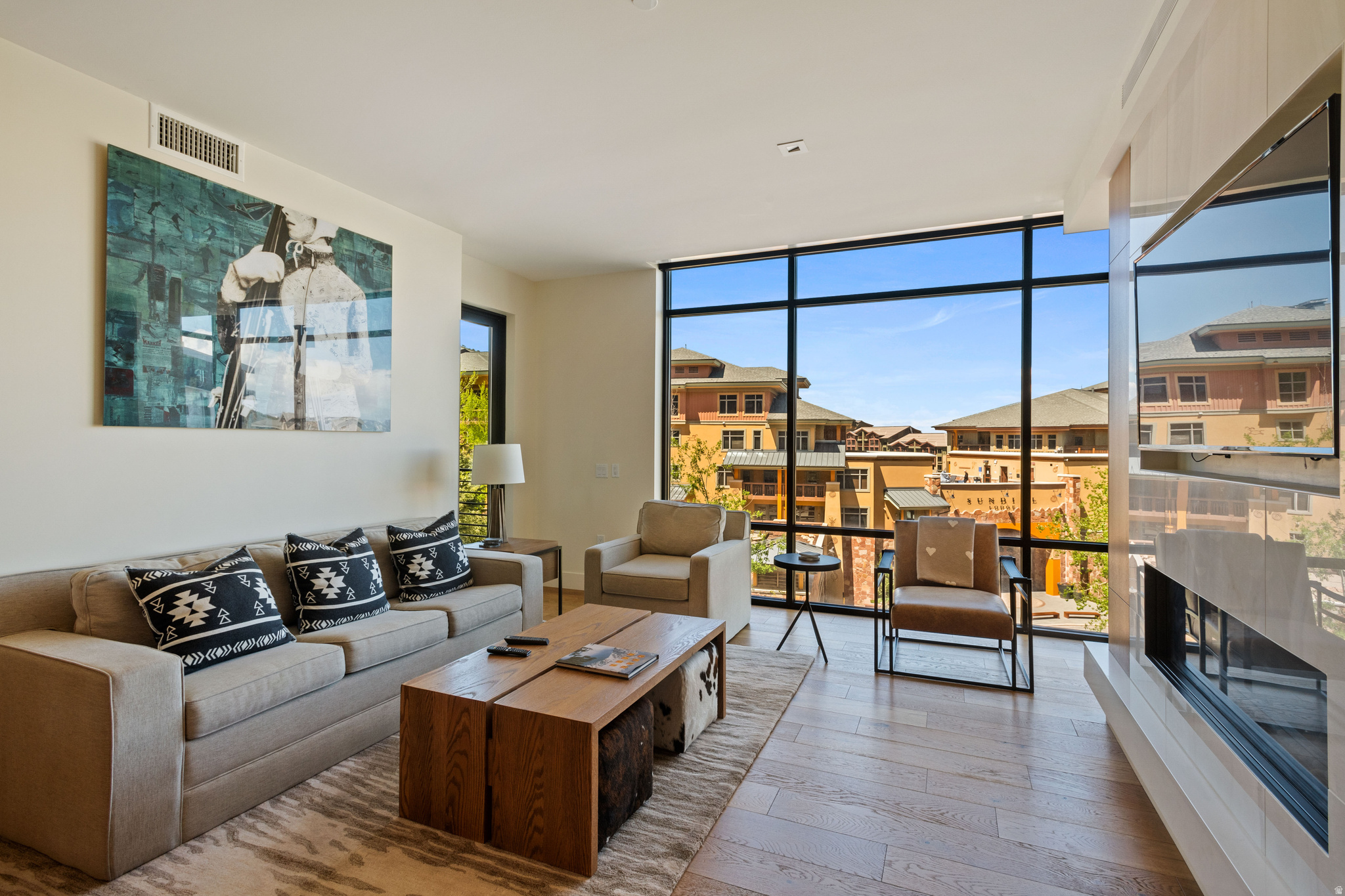 LIFT CONDOS - Residential