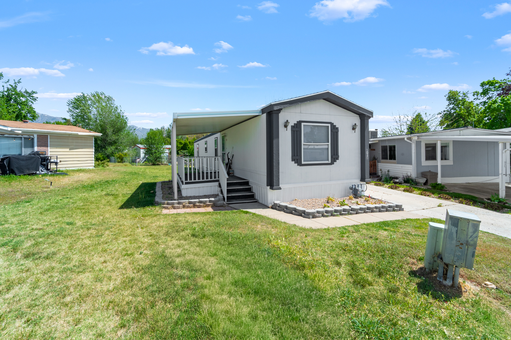 2 bed, 2 bath home (~1,000 sq ft) built in 1996 in Lakeview Estates. Fully remodeled with a functional open layout, spacious living area, and private primary suite. Move-in ready with great natural light and storage. Close to shopping, dining, and major roads. Buyer must be park approved; lot rent  $1,023/mo. Financing options available based on approval.  Casa mvil de 2 recmaras y 2 baos (~1,000 pies cuadrados) construida en 1996 en Lakeview Estates. Totalmente remodelada con un diseo abierto y funcional, amplia sala de estar y suite principal privada. Lista para habitar con excelente luz natural y espacio de almacenamiento. Cerca de tiendas, restaurantes y vas principales. El comprador debe ser aprobado por el parque; renta del lote  $1,023/mes. Opciones de financiamiento disponibles segn aprobacin.