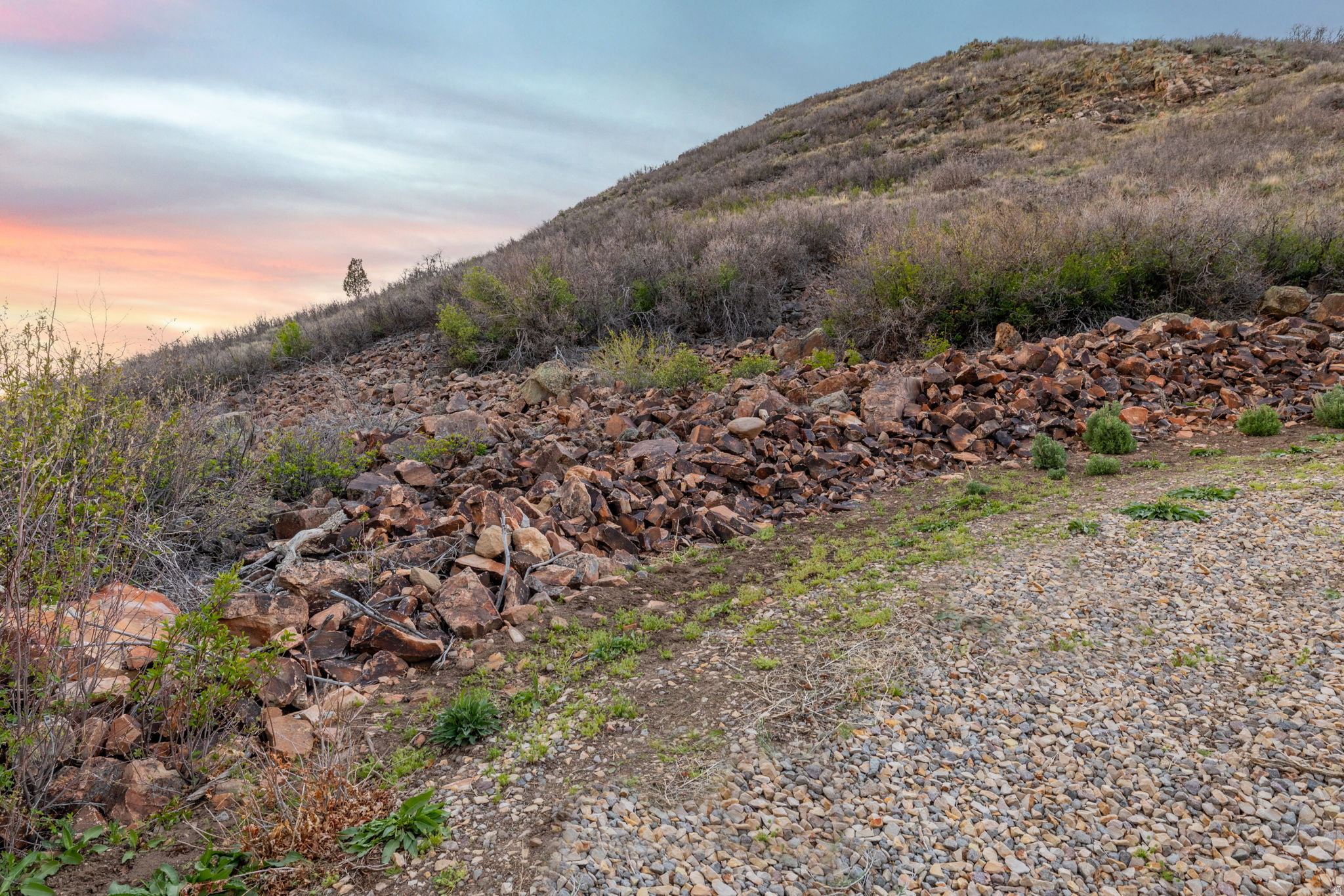 SOUTY SUMMIT - Land