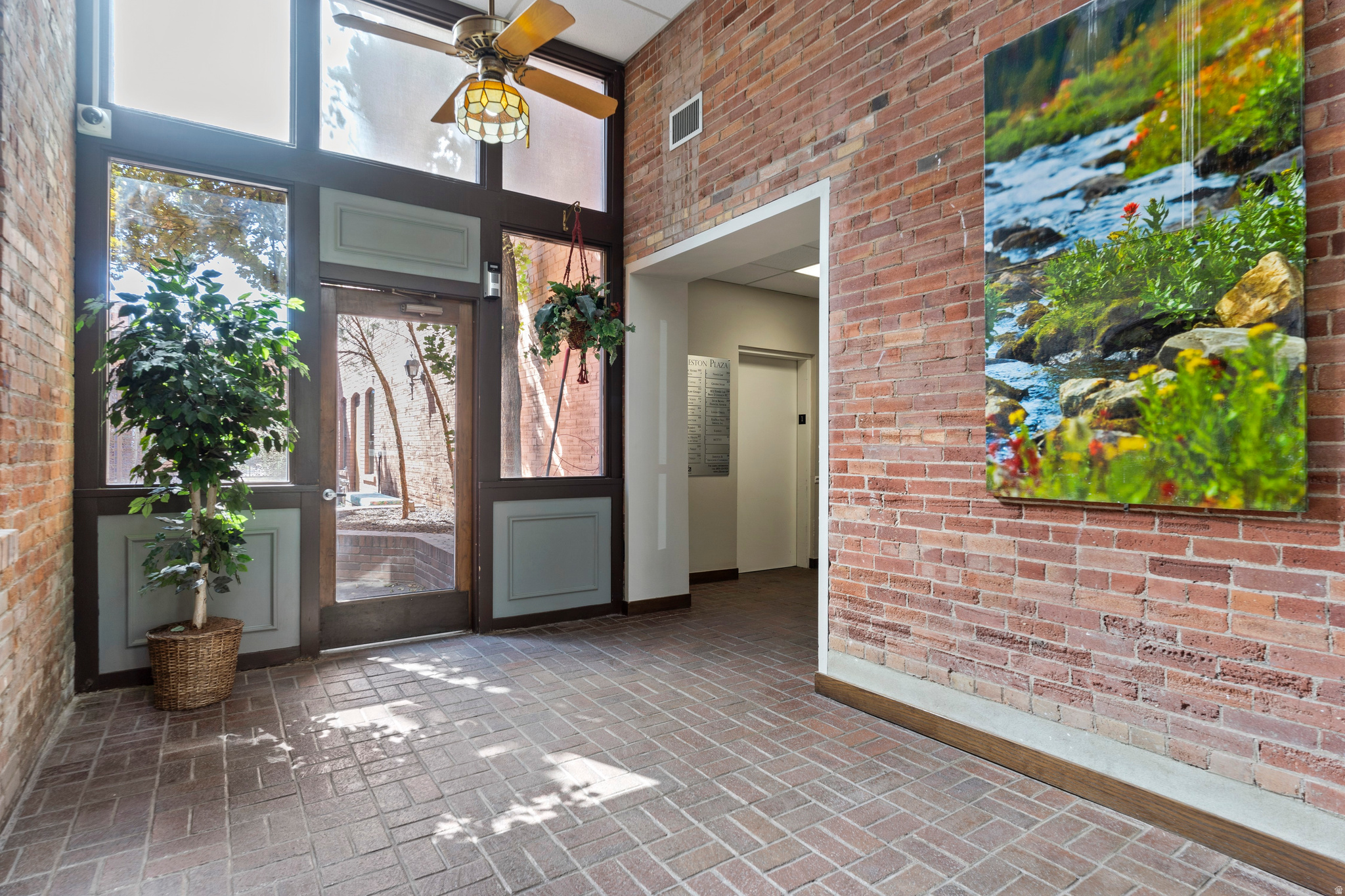 CRESTON PLAZA - Commercial Lease