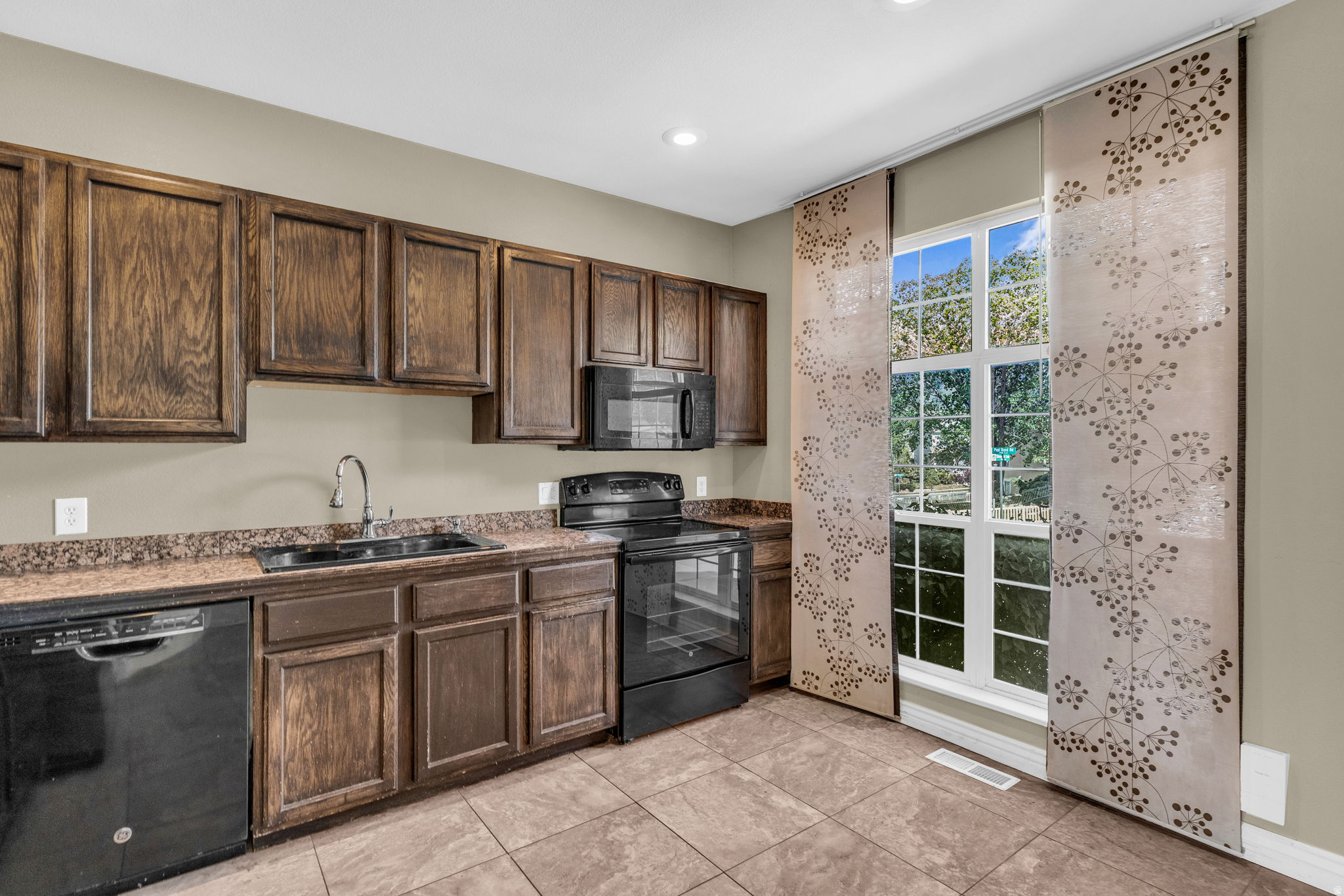 SOUTH MOUNTAIN - Residential Lease