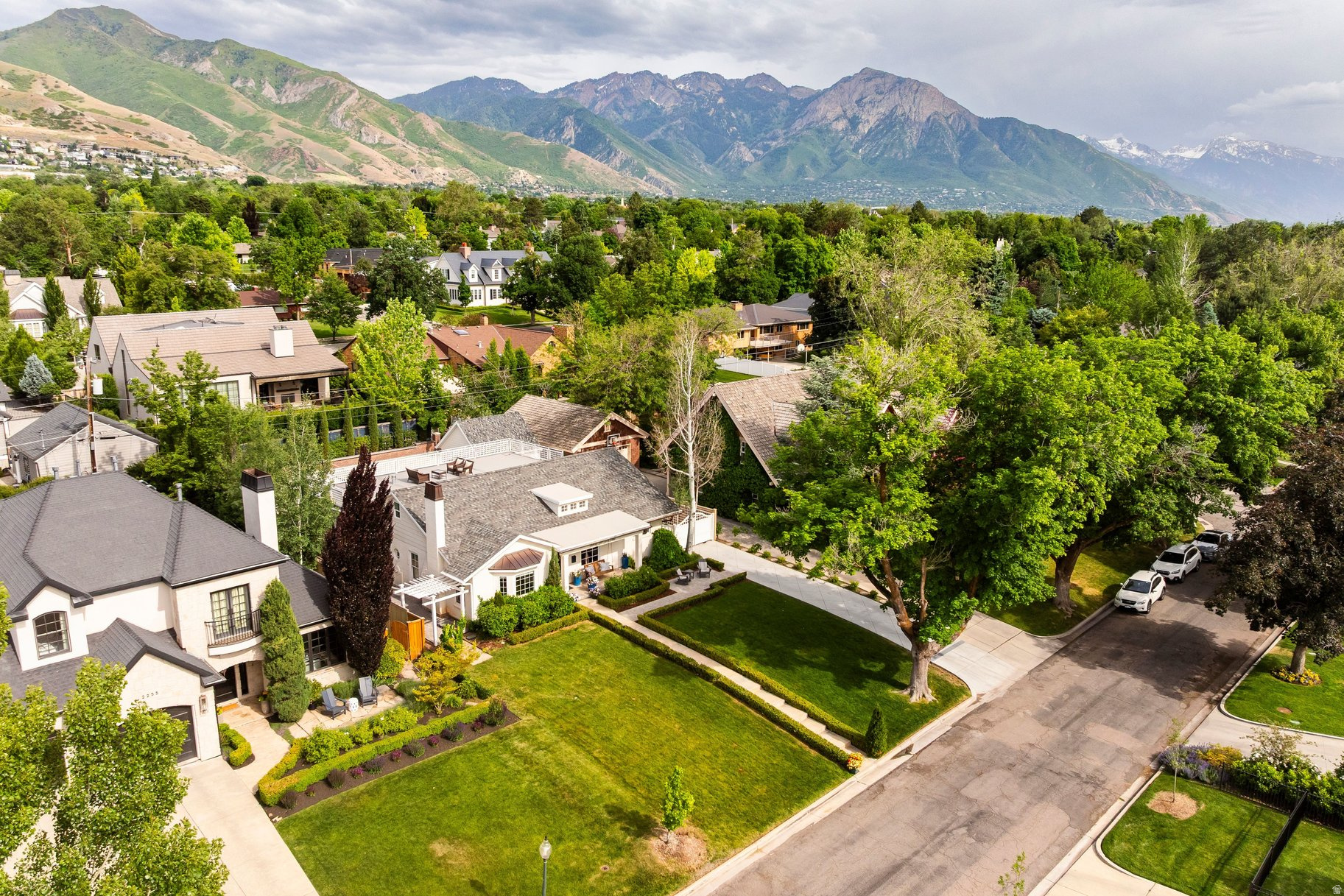COUNTRY CLUB - Residential
