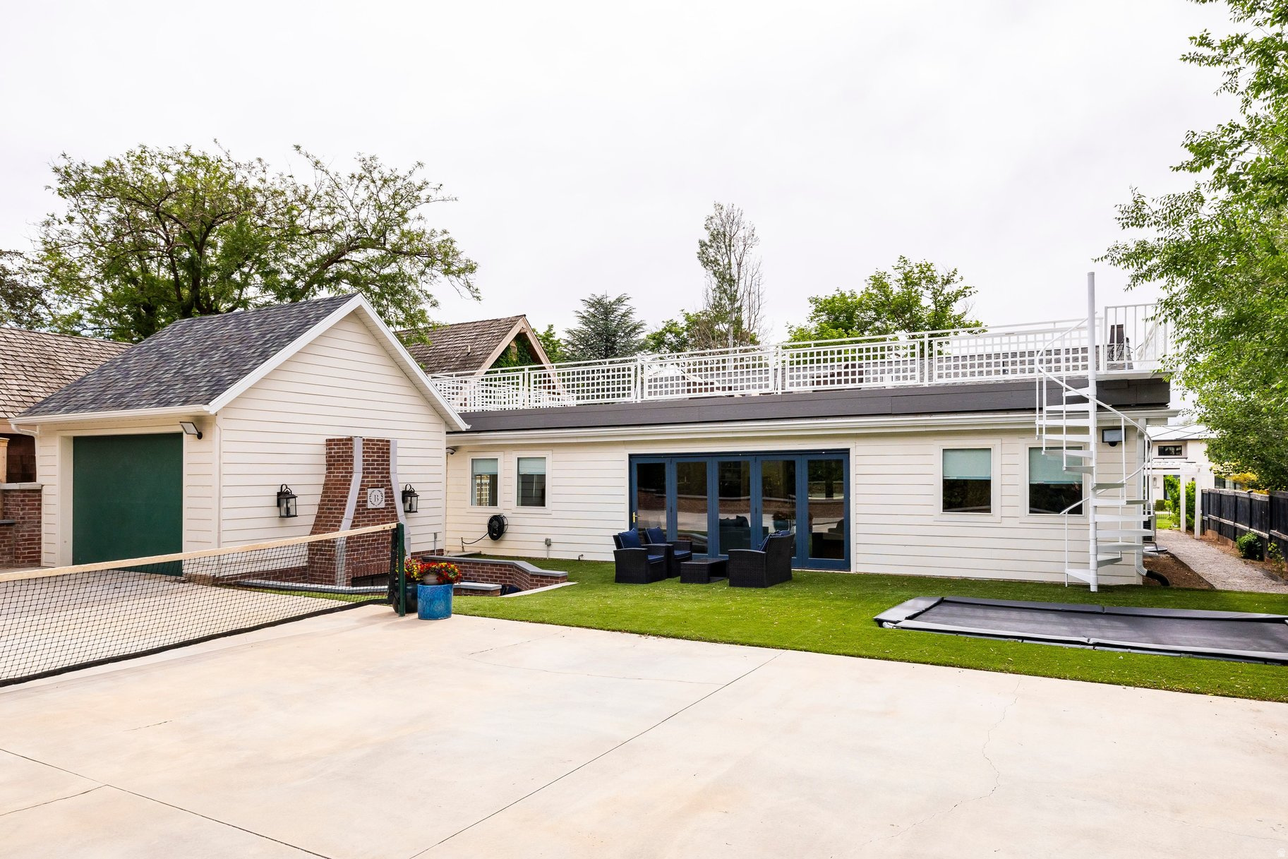 COUNTRY CLUB - Residential