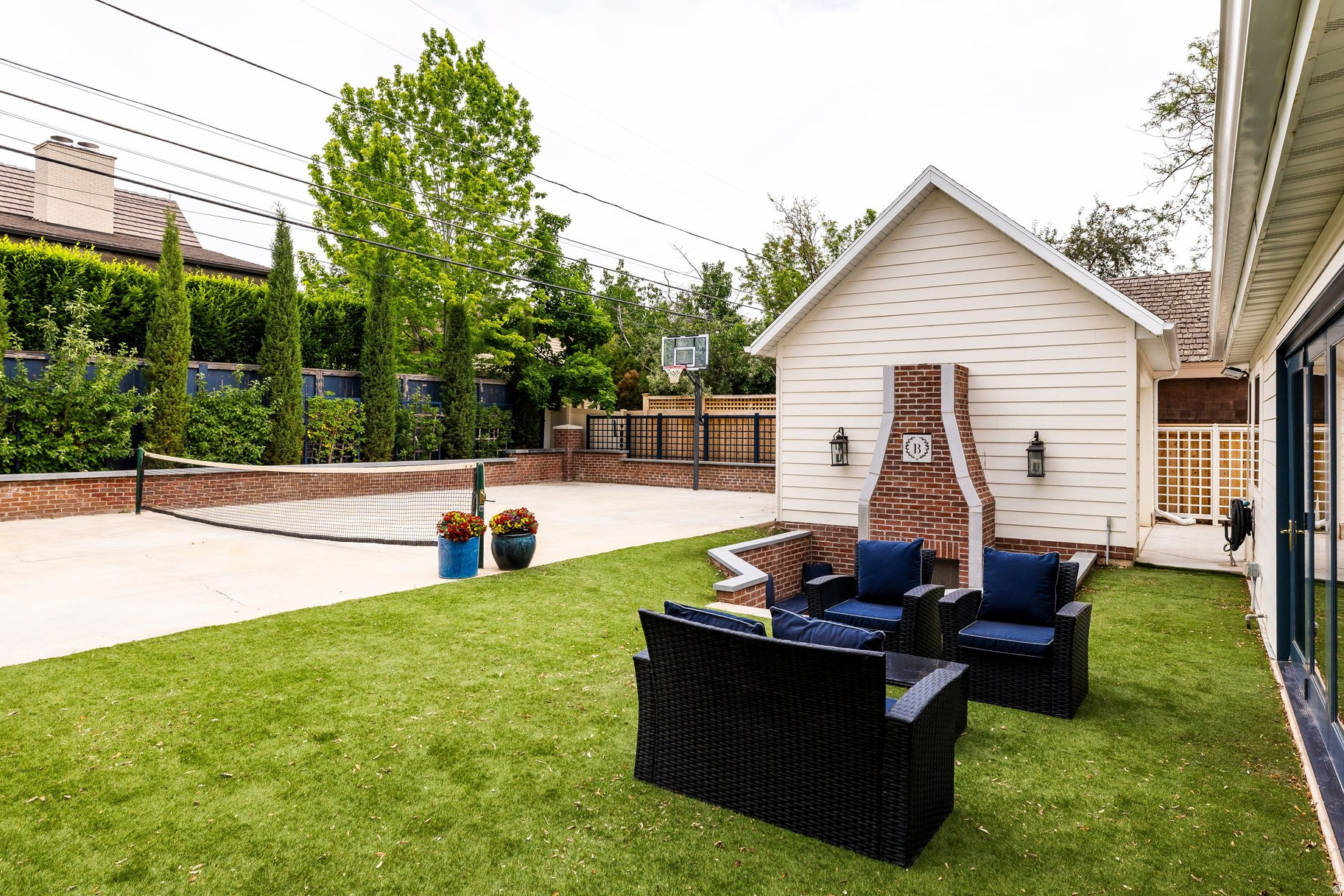 COUNTRY CLUB - Residential
