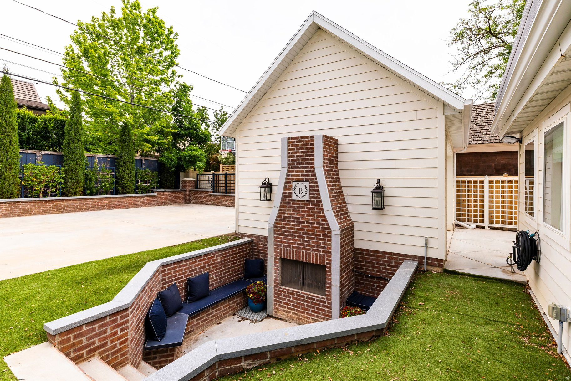COUNTRY CLUB - Residential