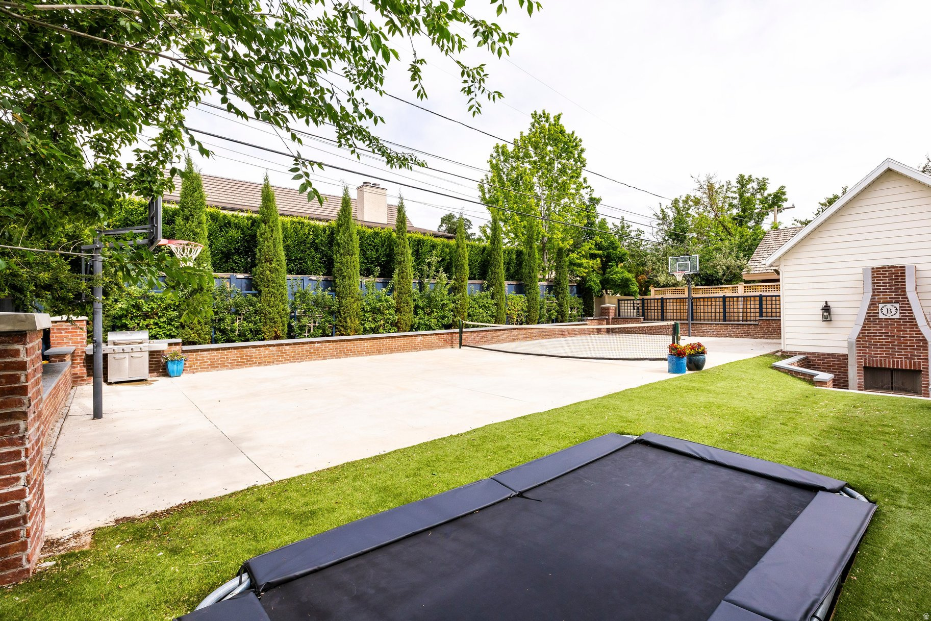 COUNTRY CLUB - Residential