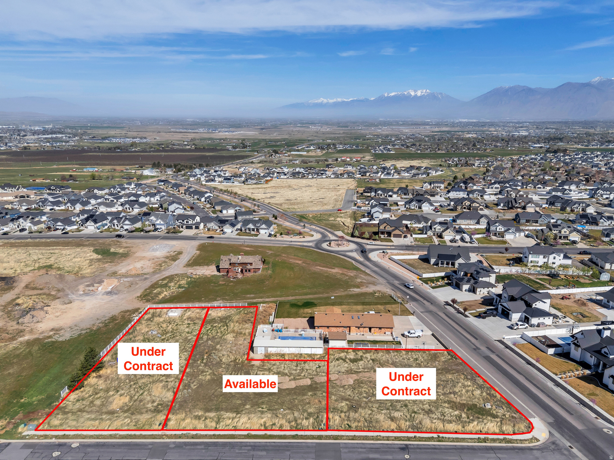 Build your dream home on this large luxury lot in Elk Ridge. Enjoy stunning mountain and lake views in a peaceful, well-located setting, right next to the golf course. We've partnered with some of the best builders in the valley as preferred builders to help bring your vision to life. The lot is build-ready with utilities available, making it a smooth and efficient process to get started.
