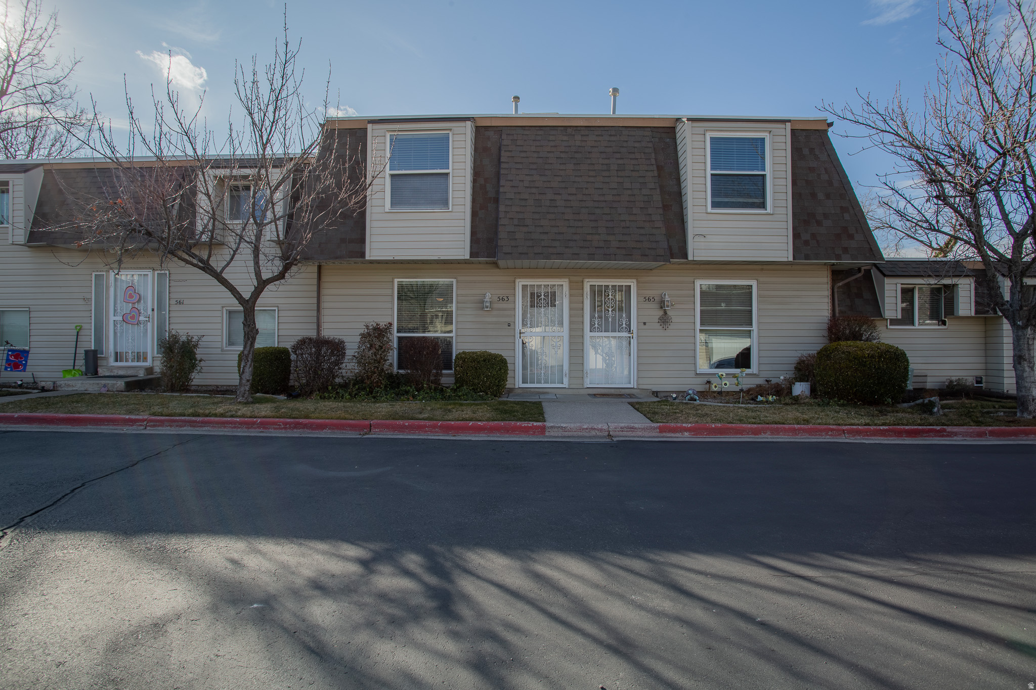 Cool 2 bedroom, 1.5 bath condo in amazing Bountiful!  Remodeled bathrooms. Super nice gas stove and newer dishwasher. Private back yard space with covered patio. One car garage with opener and other assigned parking spaces. Near Bountiful rec center and schools.  I-15 access very close also. Come and see this wonderful home!