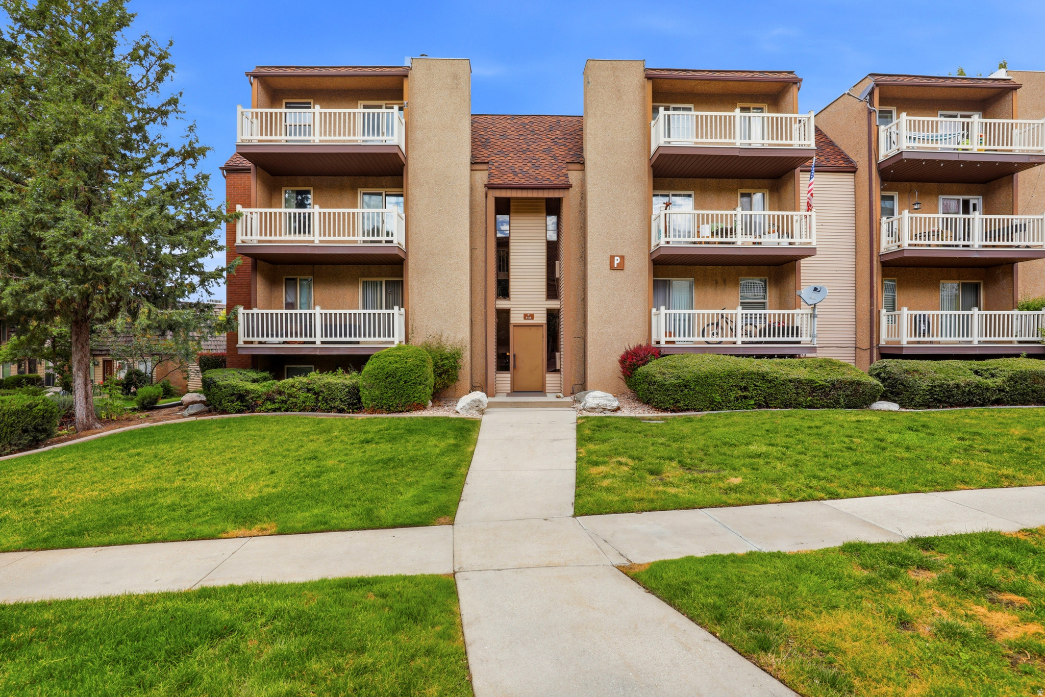 3-bedroom condo in the heart of Centerville, located in a quiet community with a pool, clubhouse, and fitness center. The kitchen and laundry appliances, including refrigerator, stove, dishwasher, washer, and dryer, are all just a few years old. Conveniently close to shopping, dining, and trails, with easy access to I-15 and just 15 minutes to downtown Salt Lake City. Lagoon is right down the street. Don't miss it!