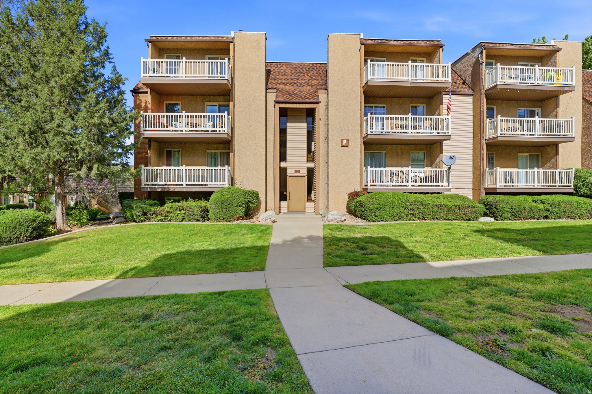 3-bedroom condo in the heart of Centerville, located in a quiet community with a pool, clubhouse, and fitness center. The kitchen and laundry appliances, including refrigerator, stove, dishwasher, washer, and dryer, are all just a few years old. Conveniently close to shopping, dining, and trails, with easy access to I-15 and just 15 minutes to downtown Salt Lake City. Lagoon is right down the street. Don't miss it!