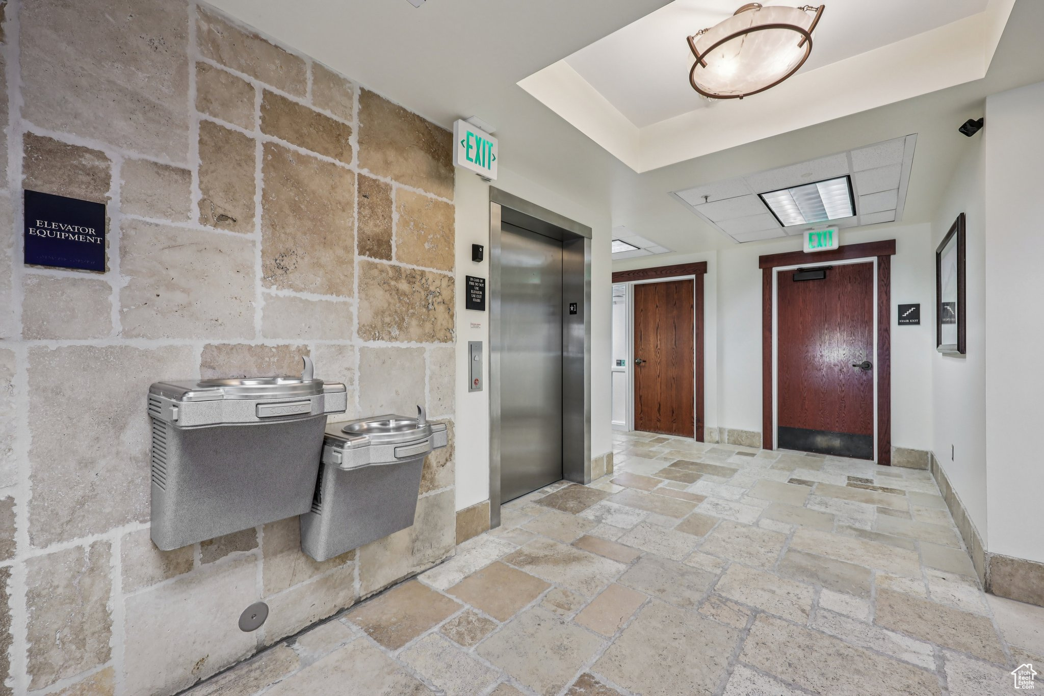 BEAR HOLLOW VILLAGE - Commercial Lease