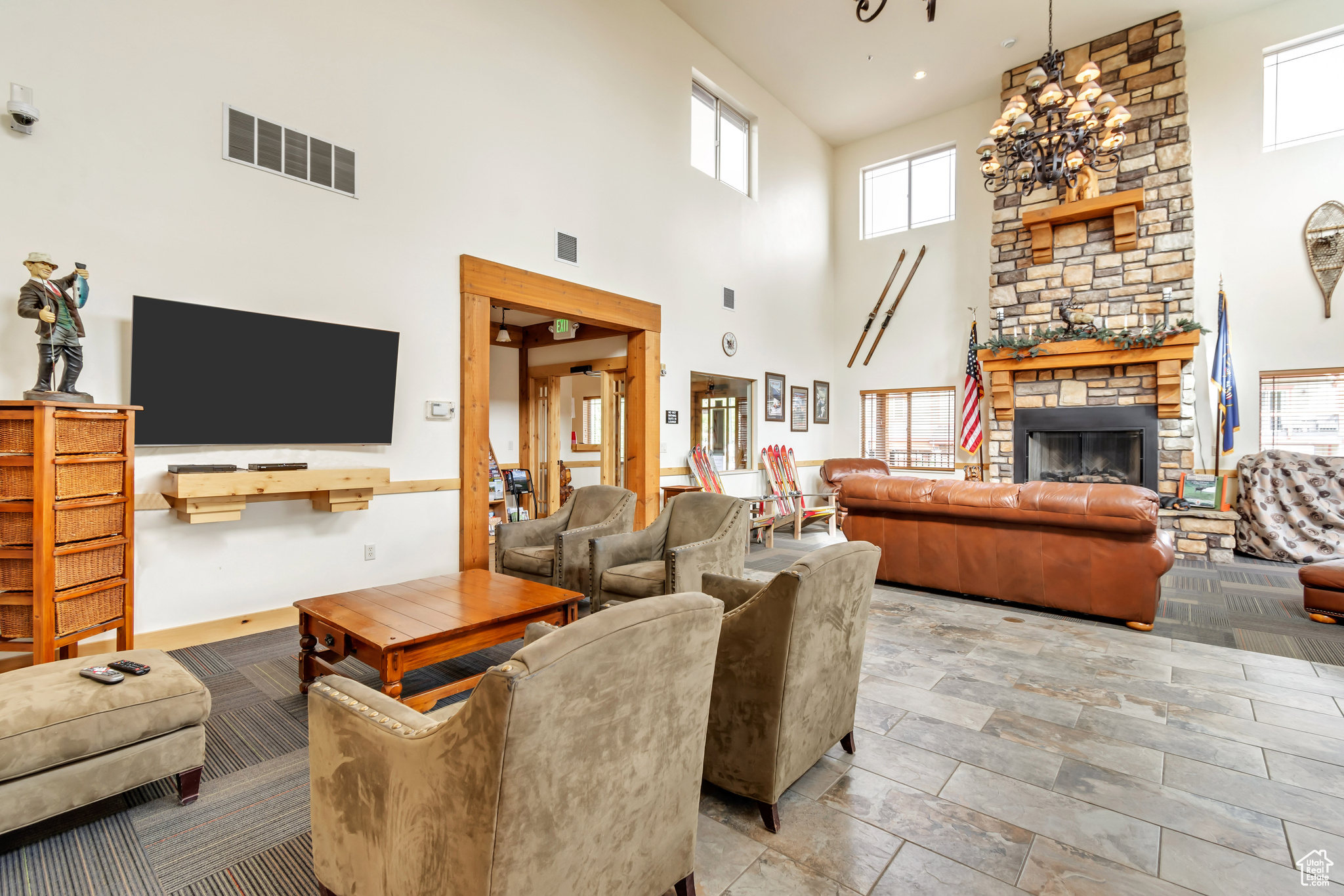 BEAR HOLLOW VILLAGE - Commercial Lease